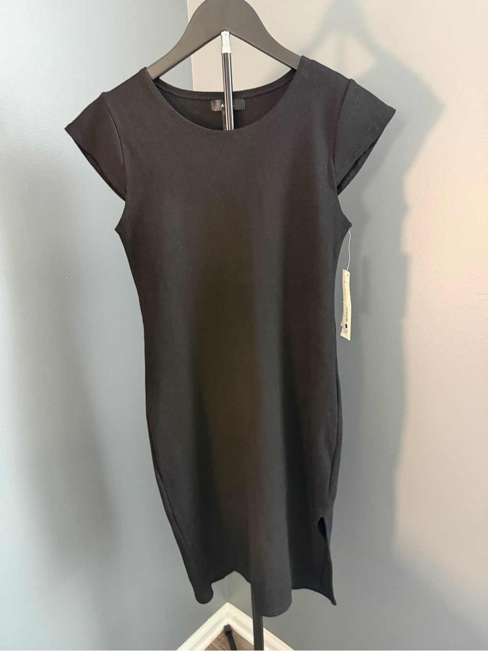 Aqua Sleek Black Cap-Sleeve Midi Dress